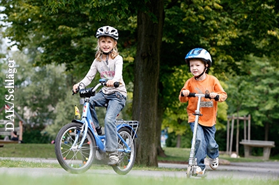 Kindern sollte ein gesunder Lebensstil mit ausreichend Bewegung vermittelt werden.