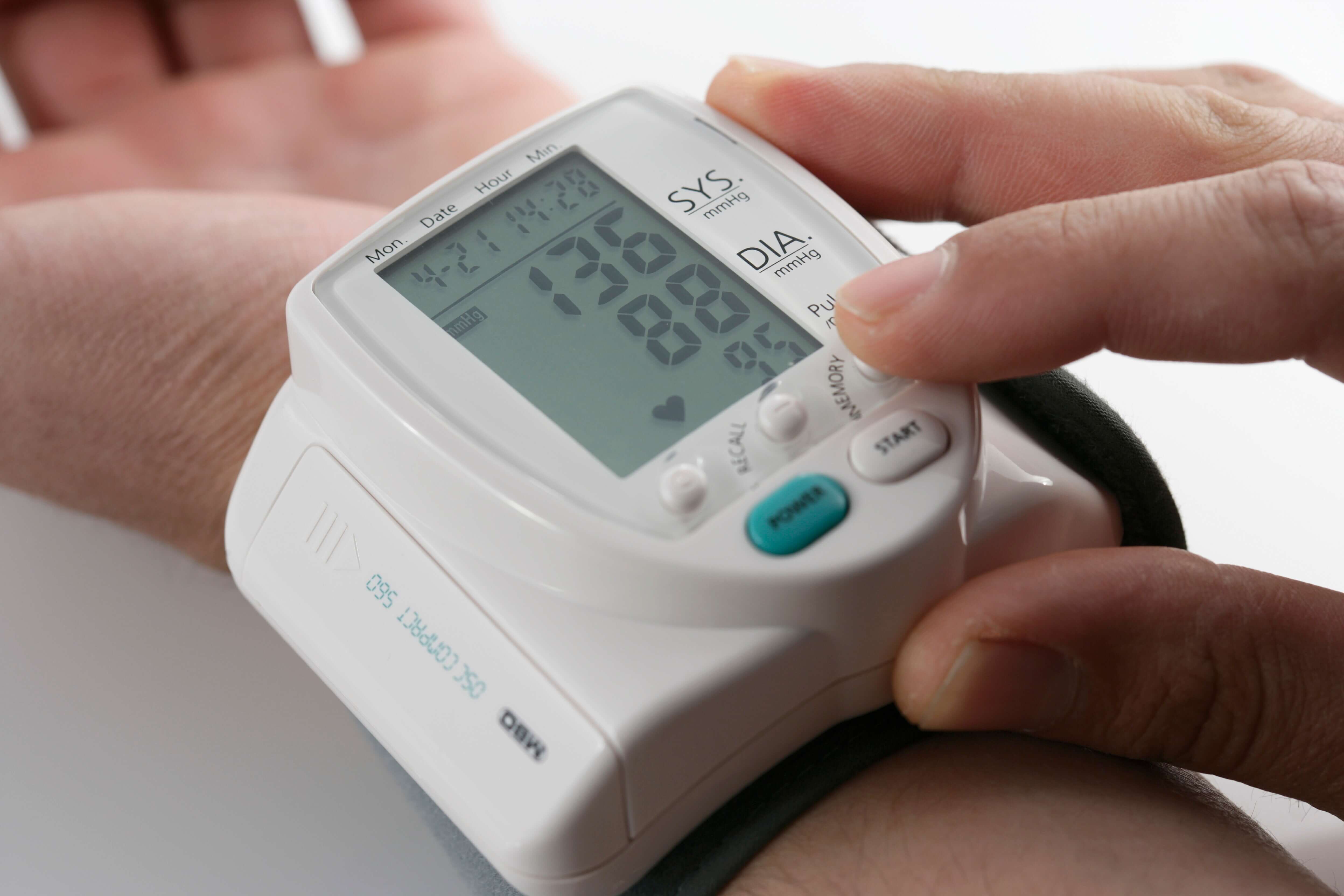 Regelmäßig selbst den Blutdruck zu kontrollieren unterstützt die Hochdrucktherapie.