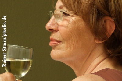 Ein Glas Wein am Abend - der Apotheker informiert, bei der Einnahme welcher Medikamente dies erlaubt ist.