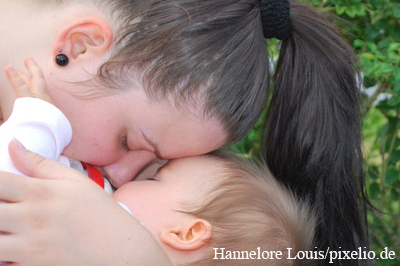 Keuchhusten ist keine Kinderkrankheit: Infizierte Mütter können ihr Baby leicht anstecken.