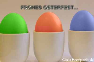 Bunte Eier gehören in jedes Osternest. Das Einfärben ist vor allem für Kinder ein Highlight. Doch dabei gibt es einiges zu beachten. Die Eier müssen frisch sein, die Farben verträglich. Ist die Schale in Ordnung? Dann rein in den Korb.