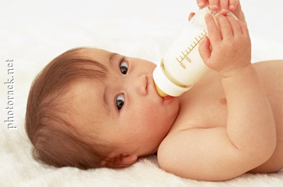 Wenn Babys beim Trinken Schluckauf bekommen, ist das nicht schlimm. Die Luftröhre schließt automatisch und schützt vor Verschlucken.