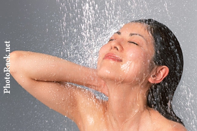 Beim Duschen wird Wasser vernebelt und eingeatmet. Deshalb sind Duschen eine mögliche Infektionsquelle für Legionellen.