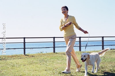 Spaziergang mit dem Hund - nicht nur für Hundebesitzer gilt: Regelmäßige Bewegung tut dem Herz gut und verbessert die Gesundheit.
