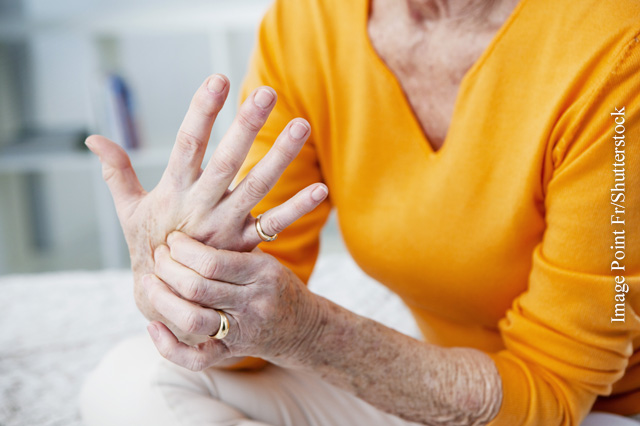 Viele rheumatische Beschwerden zeigen sich an den Fingergelenken.