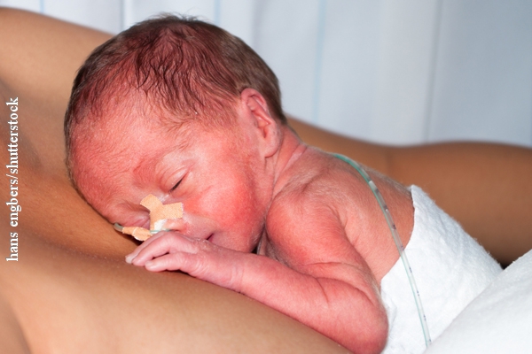 Frühgeborene brauchen viel Hautkontakt zu Mutter oder Vater.
