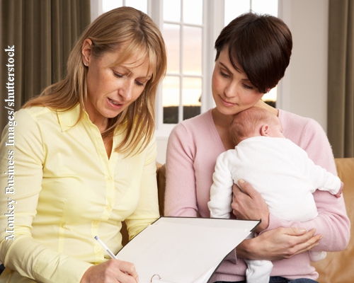 Gespräch mit der Hebamme: Viele Mütter fühlen sich nach der Geburt ihres Kindes gut betreut, doch an Gesprächen mangelt es.