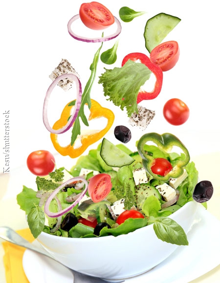 Im Salat stecken viele Vitamine und Mineralstoffe, in den Toppings und Dressings dagegen viele Kalorien.
