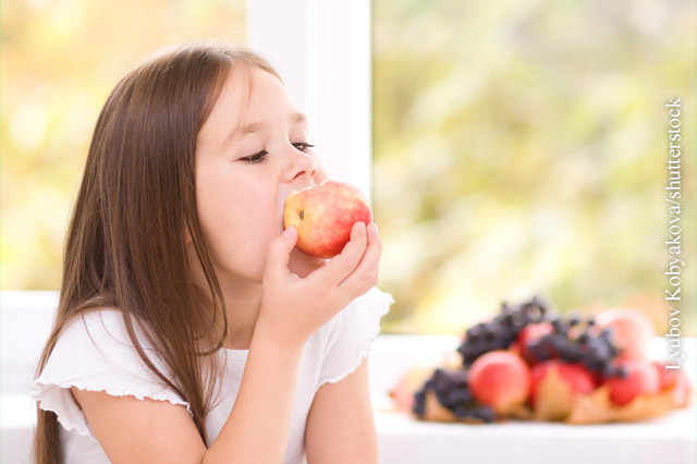 Gesunde und günstige Zwischenmahlzeit: ein Apfel.