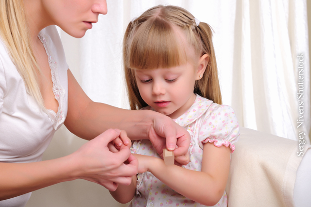 Bei kleineren Verletzungen der Kinder sind die elterlichen Kenntnisse zur Wundversorgung gefragt.