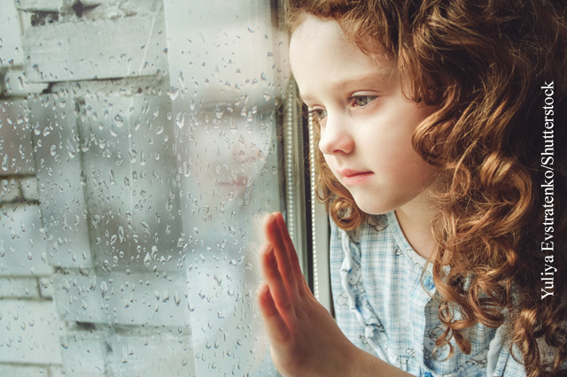 Auch Kindern kann nass-kaltes Winterwetter auf die Stimmung schlagen.