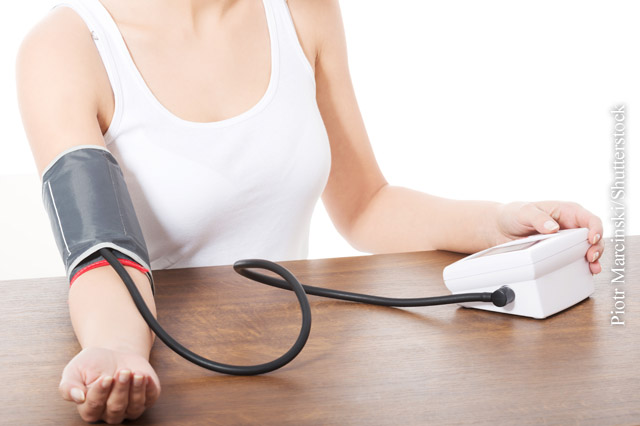 Beim Blutdruckmessen sollte sich der Anwender bequem an einen Tisch setzen.