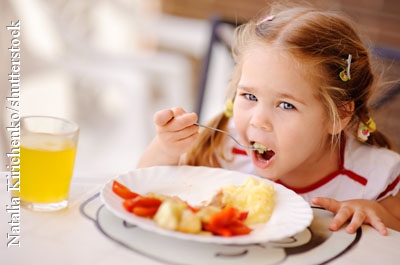 Nicht zu viel Salzen: Wenn Kindern mitessen, sollten die Gerichte nicht zu salzreich sein.