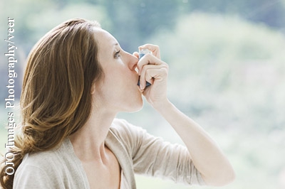 Frau mit Asthmaspray - bei entzündlichen Erkrankungen wie Asthma neigt das Blut zur Gerinnselbildung. Deshalb steigt das Risiko für eine Thrombose und Embolie.