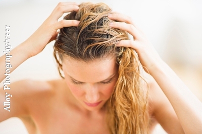Wenn die Haare ausgehen: Bei diffusem Haarausfall nimmt das Volumen der Haare ab, es entstehen aber keine kahlen Stellen.