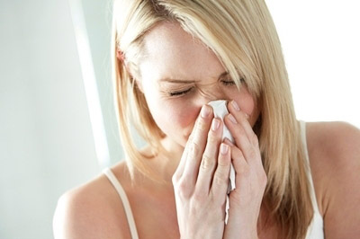 Tägliche Nasenspülungen schaden der Schleimhaut und führen zu Entzündungen und Schnupfen.