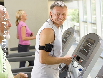 Fitnesstraining ist gut für die Herzgesundheit. Wer beim Sport seine Lieblingsmusik hört, fördert sie sogar zweifach.