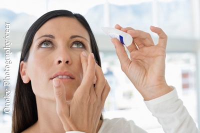 Wer Probleme mit dem Eintropfen von Augentropfen hat, kann sich in der Apotheke eine Applikationshilfe besorgen.