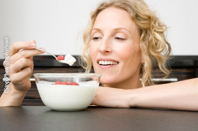 Joghurt liefert Milchsäurebakterien, die die Darmflora und das Immunsystem im Gleichgewicht halten.