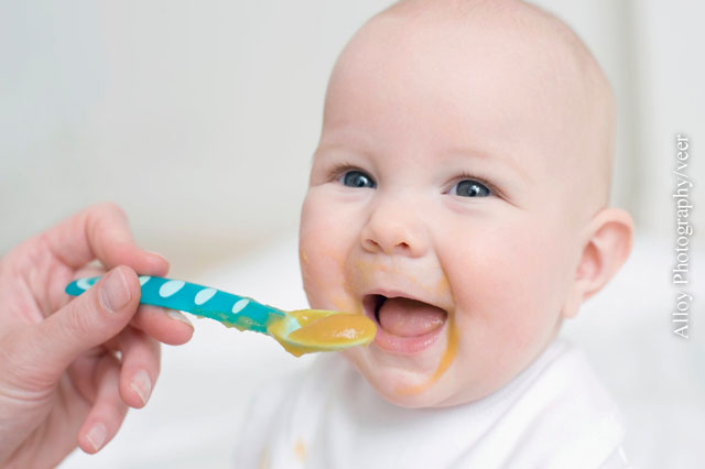 Die Nationale Stillkommission empfiehlt den ersten Brei für Babies zwischen dem 5. und 7. Monat.