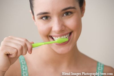 Zähneputzen allein hilft nicht gegen Mundgeruch. Mit einem Zungenreiniger entfernen Sie unangenehm riechende Bakterien im Mund.
