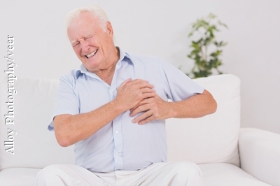 Stechende Schmerzen in der Brust - die sogenannte Angina pectoris - können ein Hinweis auf eine koronare Herzkrankheit sein.