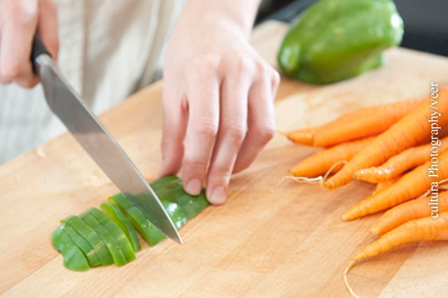 Das Beachten ein paar einfacher Reinigungsregeln in der Küche beugen dem Infizieren über verunreinigte Nahrungsmittel vor.
