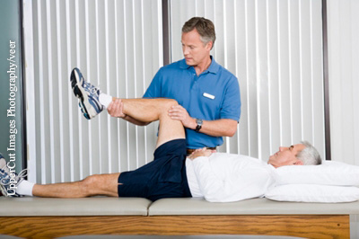 Mit Krankengymnastik lassen sich die Muskeln am Knie stärken, sodass das Knie besser gestützt wird.