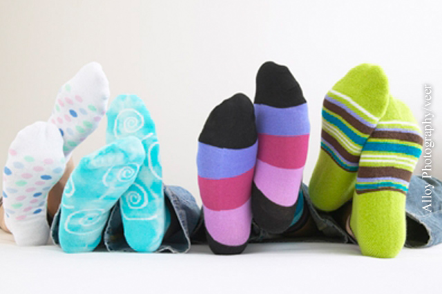 Warm einpacken: Dicke Socken und feste Schuhe schützen die Füße vor Auskühlung.