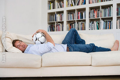 Auf der Couch eingenickt - bei dem einen oder anderen wird der Körper selbst dafür sorgen, dass er zu seinem Schlaf kommt.