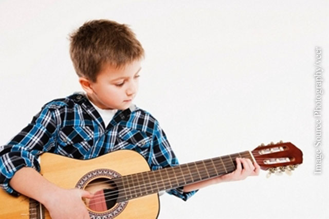 Egal ob mit Gitarre, Violine oder Flöte - durch Musiktherapie trainieren Menschen mit Autismus Kreativität, Vertrauen und Kommunikationsfähigkeit.