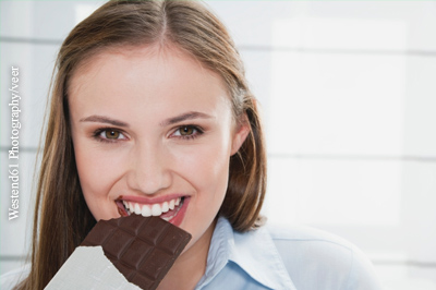 Nur dunkle Schokolade mit hohem Kakaoanteil enthält in ausreichender Anzahl die nötigen Flavonoide, um Stresshormone zu hemmen.
