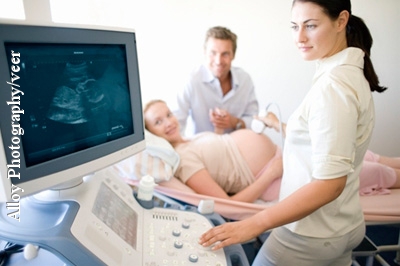 Normalerweise liegt die Schwangere während der Ultraschalluntersuchung auf dem Rücken.