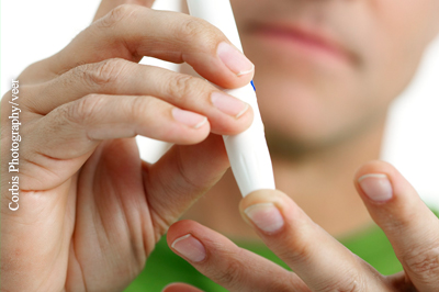 Durch einen kleinen Picks im Finger lässt sich mittels Messgerät auch zu Hause der Blutzuckerspiegel leicht kontrollieren.
