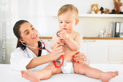 Vorsorgeuntersuchungen beim Kinderarzt helfen, gesundheitliche Beeinträchtigungen zu entdecken.