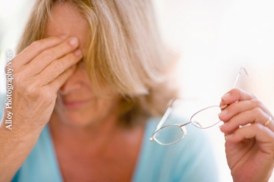 Plötzliche starke Kopfschmerzen und Sehstörungen können Anzeichen für einen Glaukomanfall sein. Gehen Sie in diesem Fall sofort zum Arzt!l