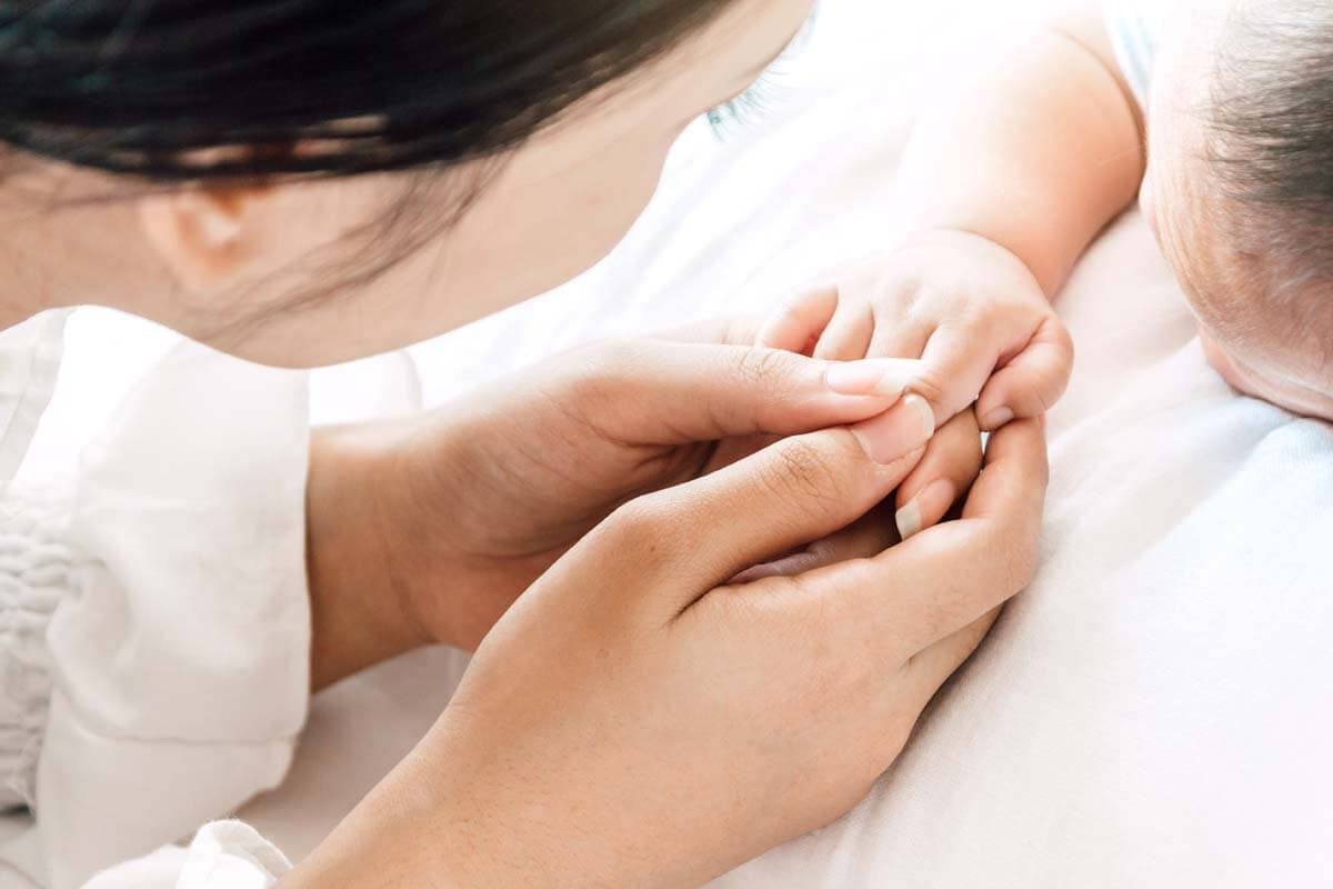 Erstickungsgefahr: Babys sicher betten
